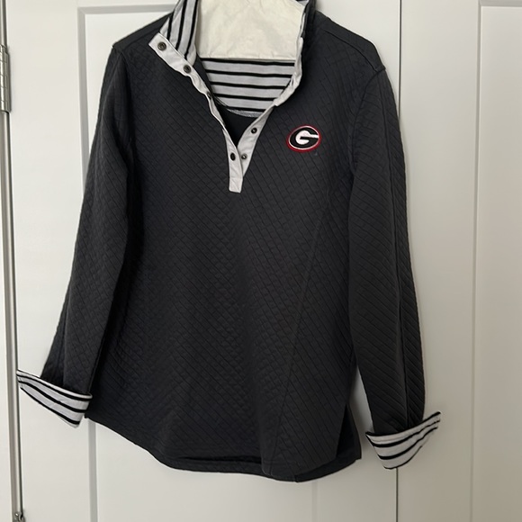 Cute UGA lightweight quilted detail top - Picture 2 of 4